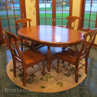 PRISTINE SOLID WOOD DINETTE TABLE WITH LEAVES AND 4 CHAIRS