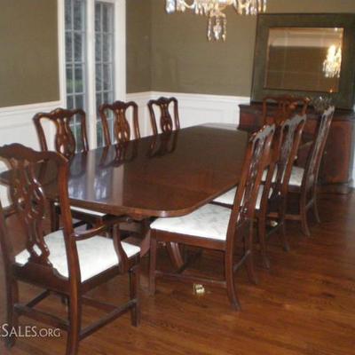 Dining Table w 2 leaves, pads, with 8 Chairs