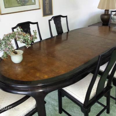 Beautiful Dining room table in amazing condition
