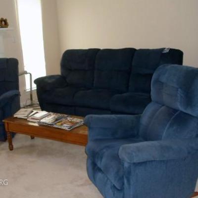 3 pc LaZBoy Suite, all reclining, excellent condition on it