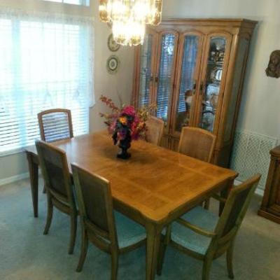 Thomasville Dining Room Set, 2 leafs, table pads, 7 chairs