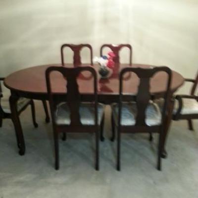 Dining Room table/ 6 chairs
