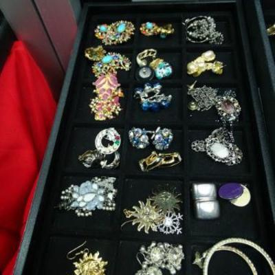 1000's of pieces of both Vintage & Modern Costume Jewelry