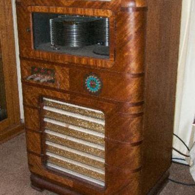 This 1930's Wurlitzer jukebox is up for online auction at auctionzip.com.