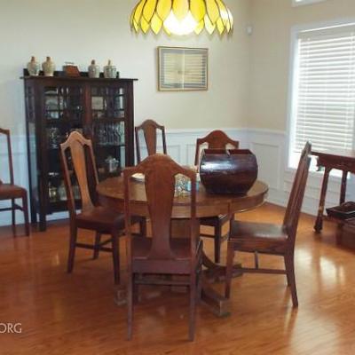 GREAT ANTIQUE MISSION STYLE PEDESTAL OAK TABLE AND OAK CHAIRS WITH STRONG GUSTAV STICKLEY ARTS AND CRAFTS INFLUENCE-HANG
