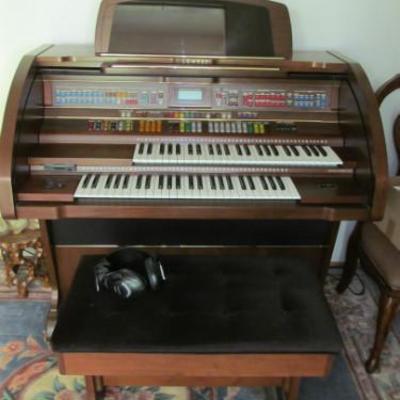 Lowrey Premier SE/30 organ