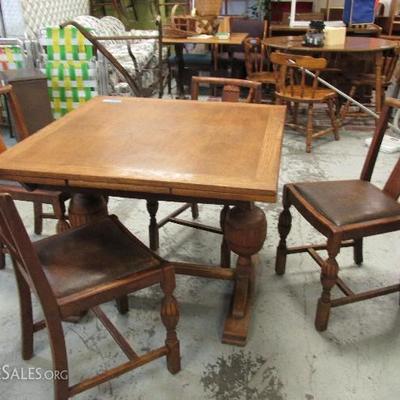 1930's Oak English Pub Table with 4 chairs
