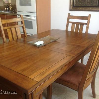 Beautiful table & 4 chairs