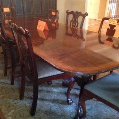 Mahogany Dining Room Table with 2 leaves & table pads.