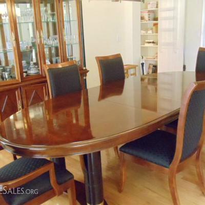 Immaculate dining room set made by Wood One (Empire).
With leaves - 110