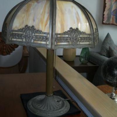 TIFFANY STYLE ANTIQUE SLAG BRASS TABLE LAMP
