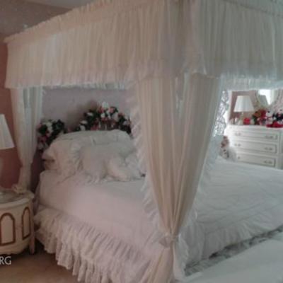 Master canopy bed