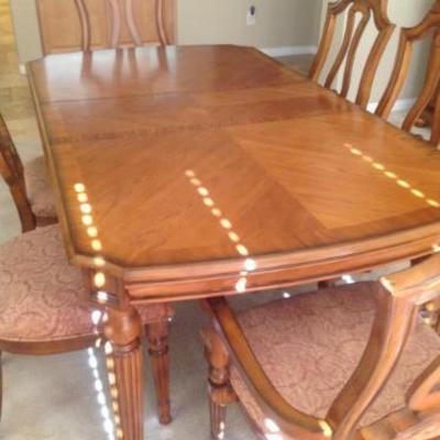 Beautiful dining room table & 6 chairs
