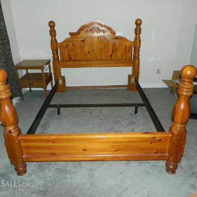 Knotty Pine Queen Size Bed