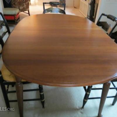 Ethan Allen American Traditional dining table with 8 chairs (2 arm and 6 side)