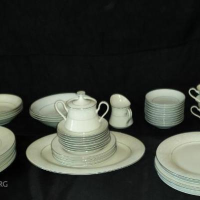 Fine china serving ware set
