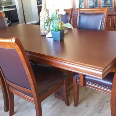 STUNNING DINING TABLE-NEW