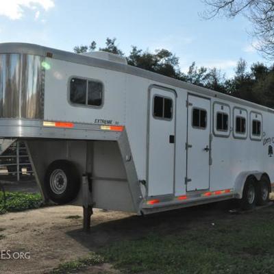 1997 29'9 ft. - 4 horse Exiss Horse trailer