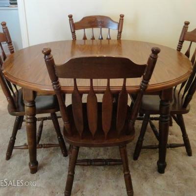 Beautiful oval table with 6 chairs (2 captain's) and 2 extra leaves!