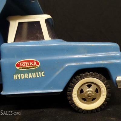 Vintage Blue Tonka Metal Toy Dump Truck              http://www.ctonlineauctions.com/detail.asp?id=363600 