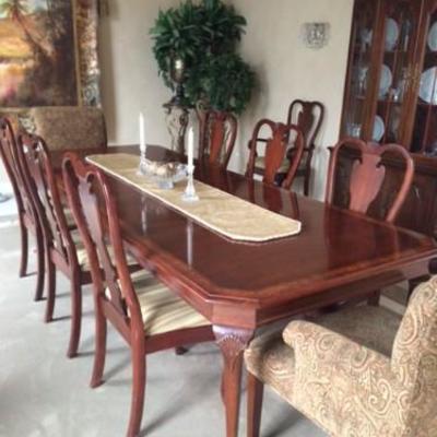 Pennsylvania House Dining Room table w/2 leaves, Pads and 8 Chairs