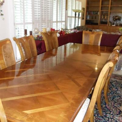 Thomasville dining room table w//2 leaves, 8 chairs