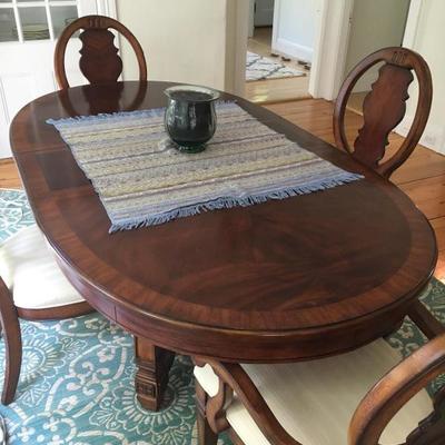 Great Dining Room Table and 4 Chairs