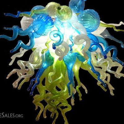 LARGE CHIHULY STYLE ART GLASS CHANDELIER IN BLUE, WHITE AND GREEN