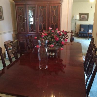 Mahogany dining room table & 8 chairs