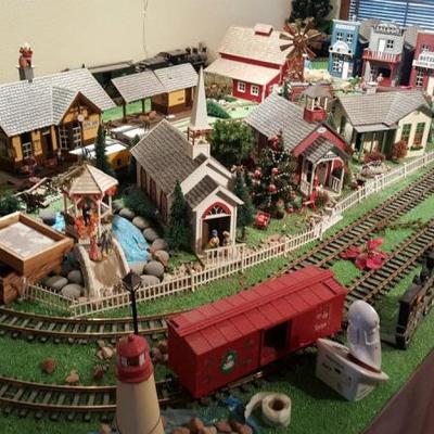 TRAIN DISPLAY FILLS A 10 X 12 ROOM- WILLING TO SELL  AS ONE UNIT. ALL CONTENTS FOR 1 PRICE
