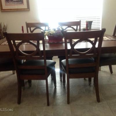 Beautiful wooden table and 6 chairs in excellent condition