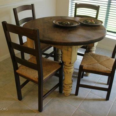 
Round painted country french farm table with four rush seat chairs, all in great condition