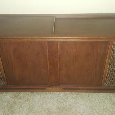 MAGNAVOX STEREO & TURNTABLE CONSOLE IN GOOD WORKING COND
