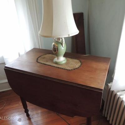 drop leaf table with two leaves